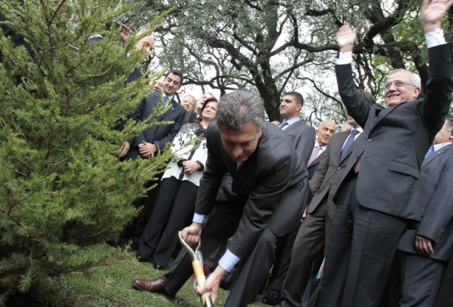 Newly elected Argentine President Mauricio Macri, seen here in 2012 planting a tree in Buenos Aires. (Image: Mariana Sapriza/GCBA, CC BY 2.0)